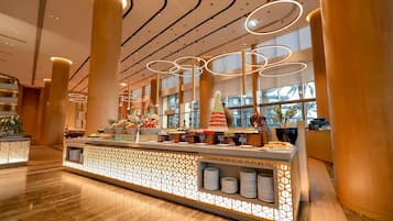 3 restaurants; breakfast, lunch, dinner and brunch served