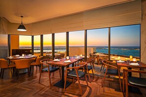 3 restaurants, breakfast served
