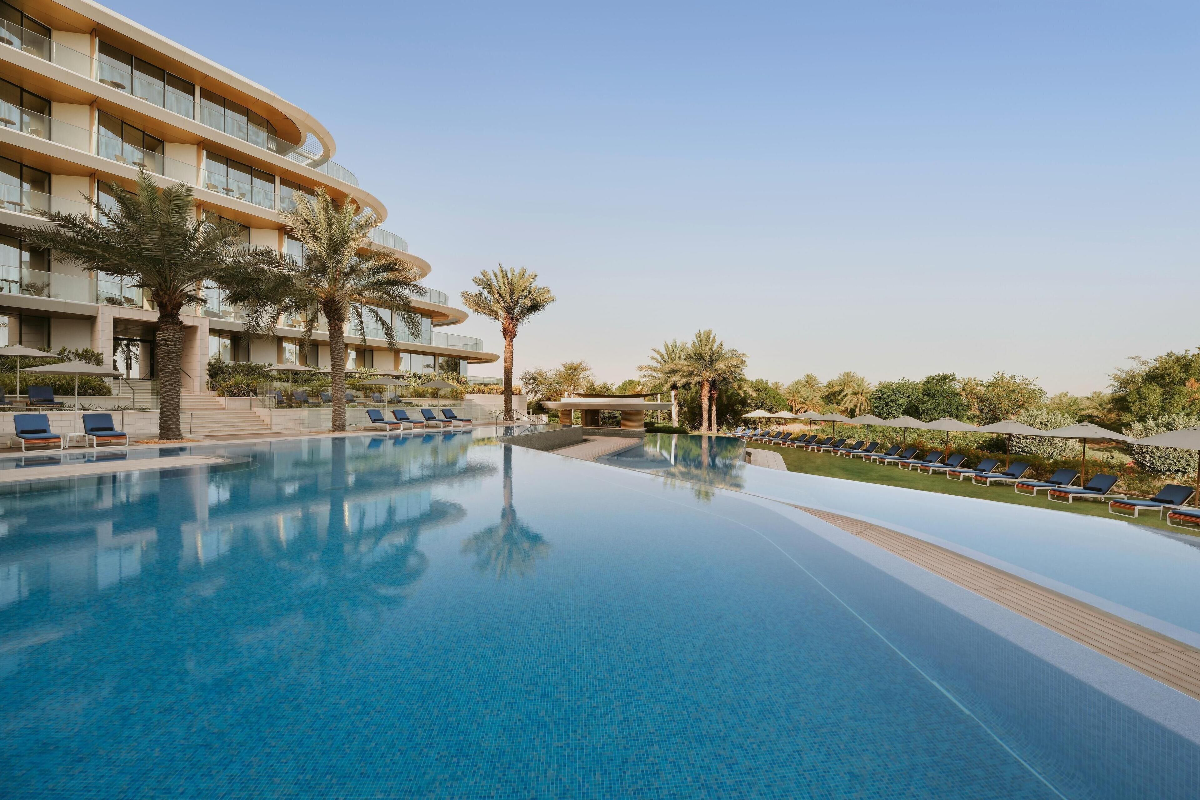 7 個室外泳池；09:00 至 18:00 開放；躺椅