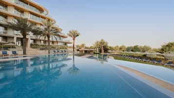 7 Außenpools, geöffnet von 09:00 Uhr bis 18:00 Uhr, Liegestühle