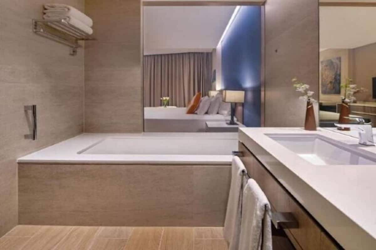 Salle de bain | Baignoire profonde, douche cascade, articles de toilette griffés