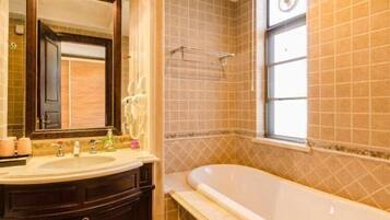Villa | Badezimmer | Dusche, kostenlose Toilettenartikel, Haartrockner