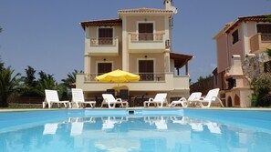 Outdoor pool, pool umbrellas, pool loungers - Villa Artemis (Kefalonia)
