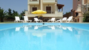 Outdoor pool, pool umbrellas, sun loungers - Villa Artemis (Kefalonia)