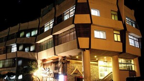 Un edificio a più piani con un design architettonico distintivo, caratterizzato da un'ampia atrio centrale e numerose finestre.