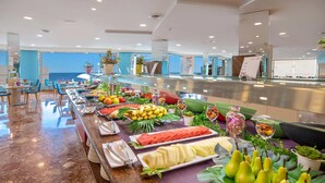 A buffet with various fruits, vegetables, and prepared dishes. - Hotel Servigroup Koral Beach (Oropesa del Mar)