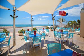 Outdoor dining - Hotel Servigroup Koral Beach (Oropesa del Mar)