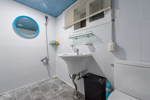 House | Bilik Mandi | Pancuran mandi, kelengkapan dandanan diri percuma