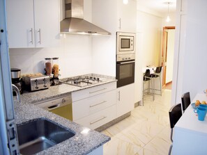 Full-sized fridge, microwave, oven, stovetop