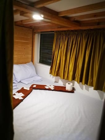 Free WiFi, bed sheets