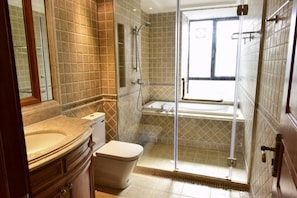 Villa | Badezimmer | Dusche, kostenlose Toilettenartikel, Haartrockner, Hausschuhe