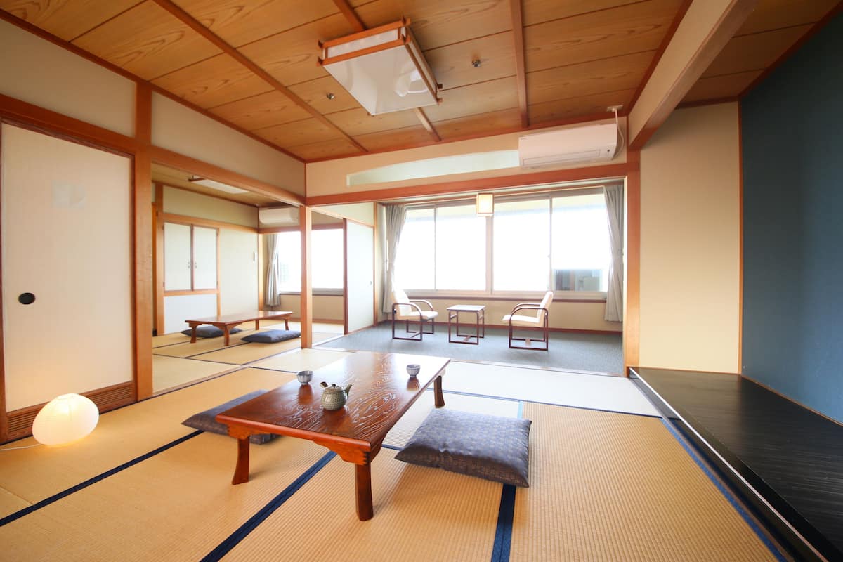 Standard Japanese-Style-Room with 12+6 Tatami mats - Indoor Bath - Non-Smoking | 1 sovrum och värdeförvaringsskåp på rummet