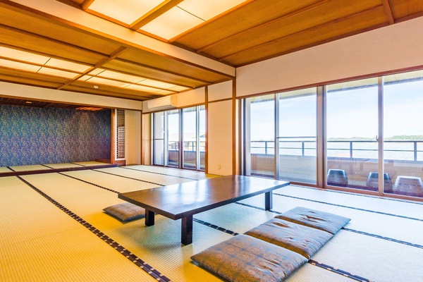 Large Japanese-Style Room, Lakeside, Shared Bathroom, Non-Smoking | In-room safe
