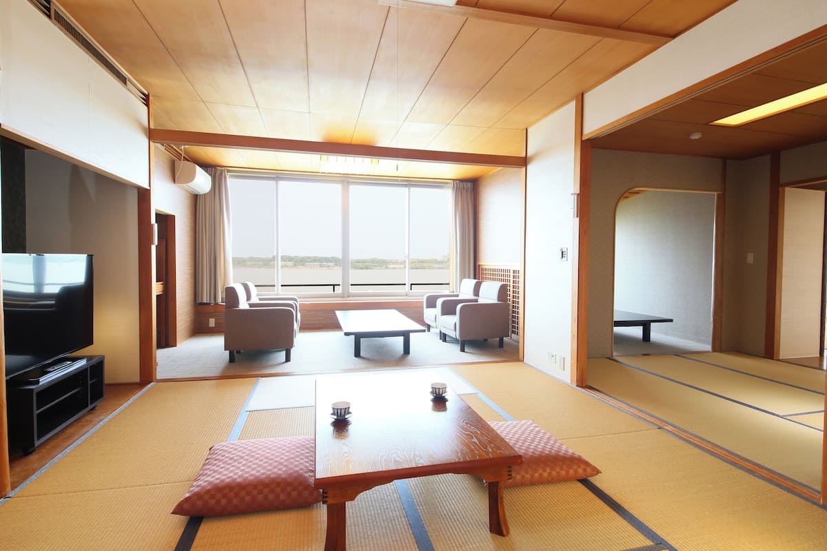 Rum - icke-rökare (Suite-Japanese-Style-Indoor Bath (5)) | 1 sovrum och värdeförvaringsskåp på rummet