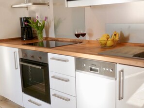Refrigerador, placa de cocina, lavavajillas, cafetera/tetera