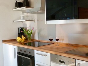 Kjøleskap, kokeplater, oppvaskmaskin og kaffetrakter/tekoker