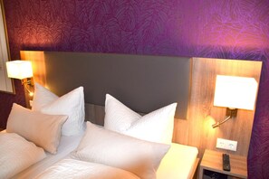 Ropa de cama hipoalergénica, escritorio, wifi gratis y ropa de cama
