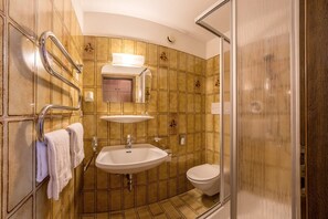 Ducha, artículos de tocador gratuitos, toallas