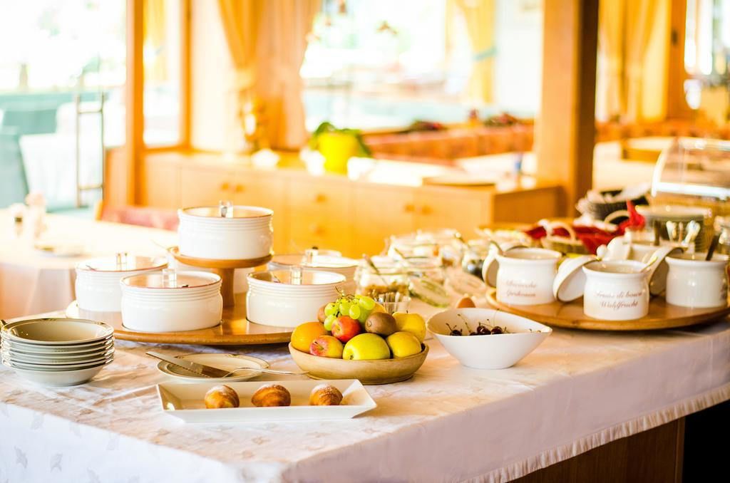 Café da manhã com buffet grátis todos os dias