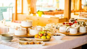 Café da manhã com buffet grátis todos os dias