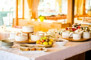 Free daily buffet breakfast