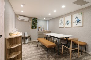 Lobby sitting area - Hotel Attic (Taipei)