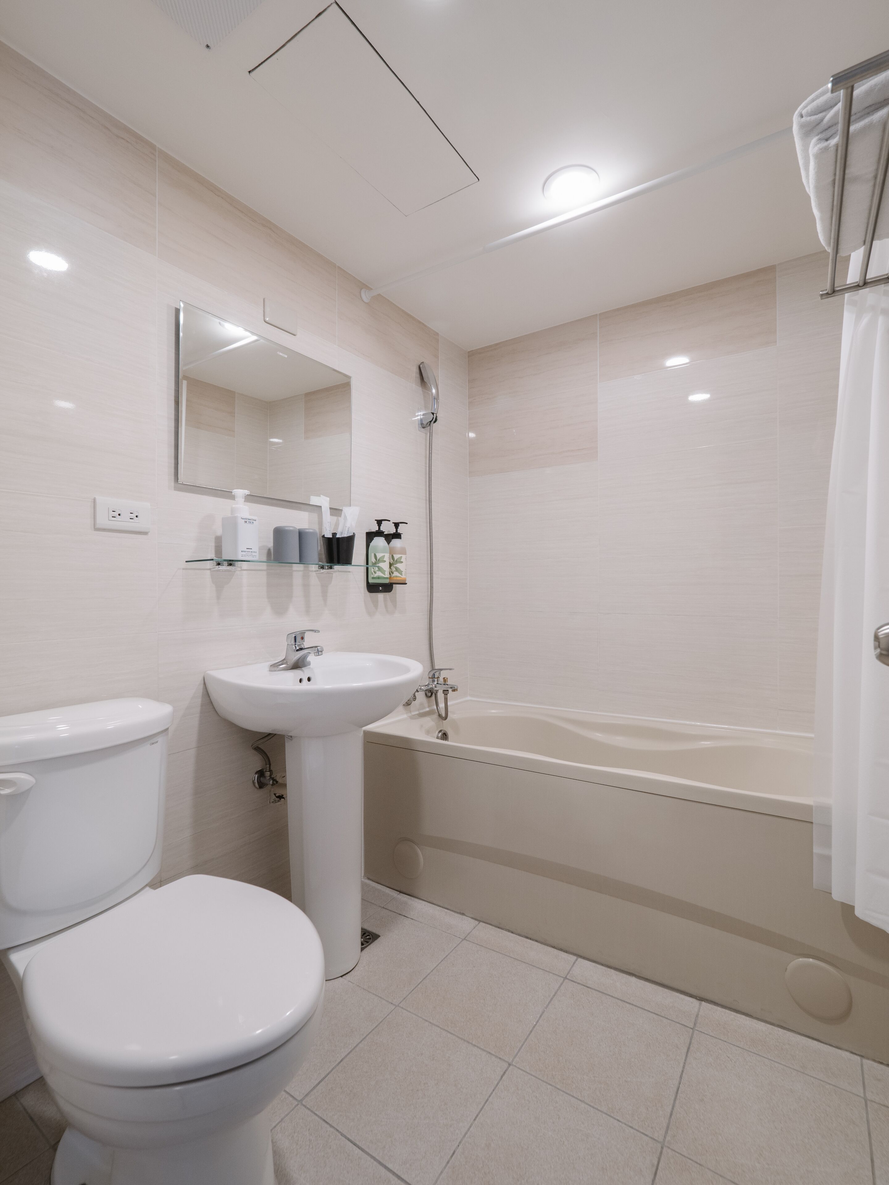 classic twin room, city view | bathroom | combined shower/bathtub, free toiletries, hair dryer, slippers