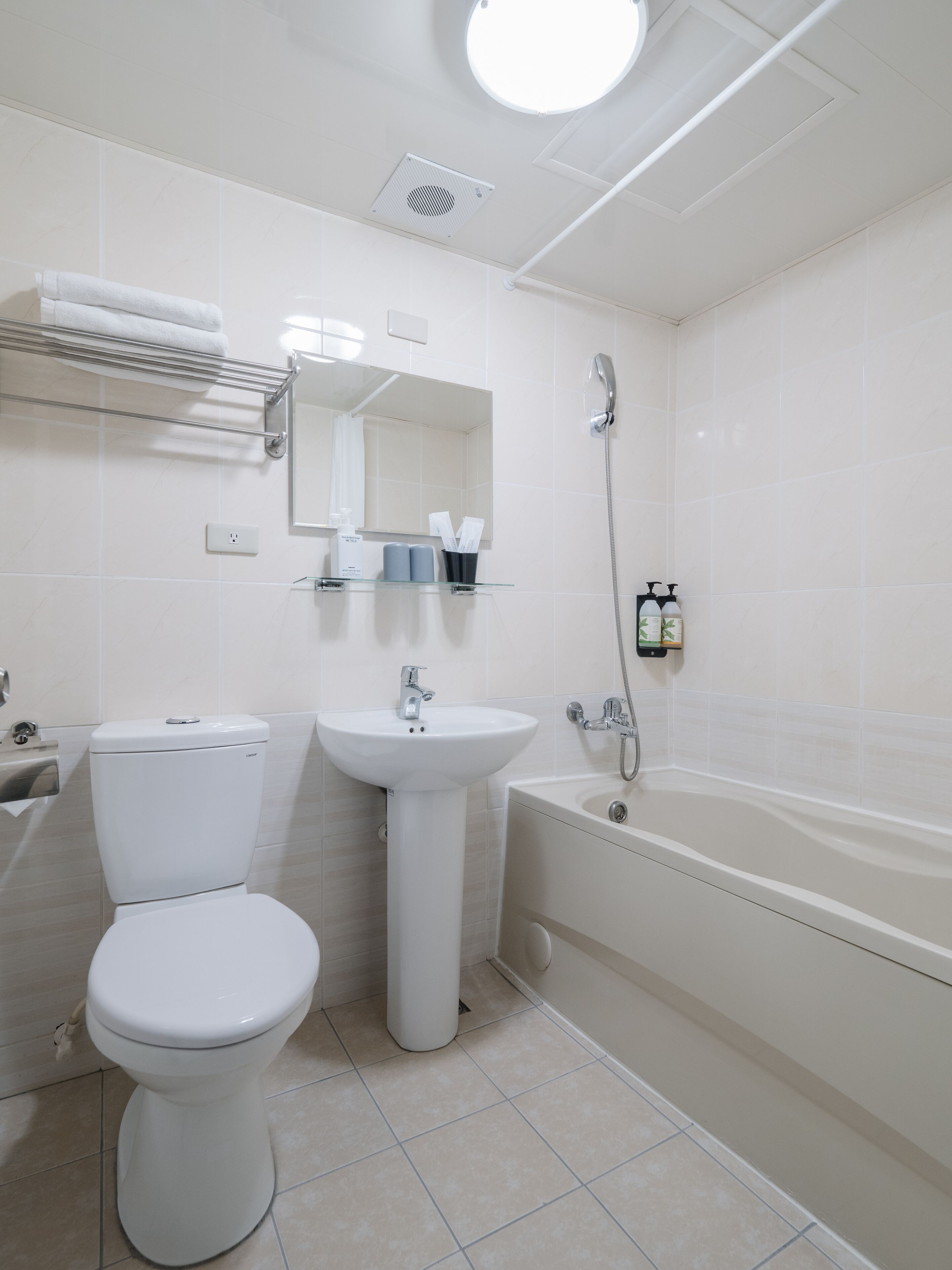 deluxe twin room | bathroom | combined shower/bathtub, free toiletries, hair dryer, slippers
