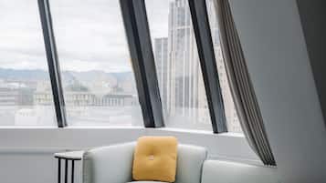 Deluxe-Doppelzimmer, Stadtblick | Wohnbereich | 32-Zoll-LED-Fernseher mit Kabelempfang, Fernseher