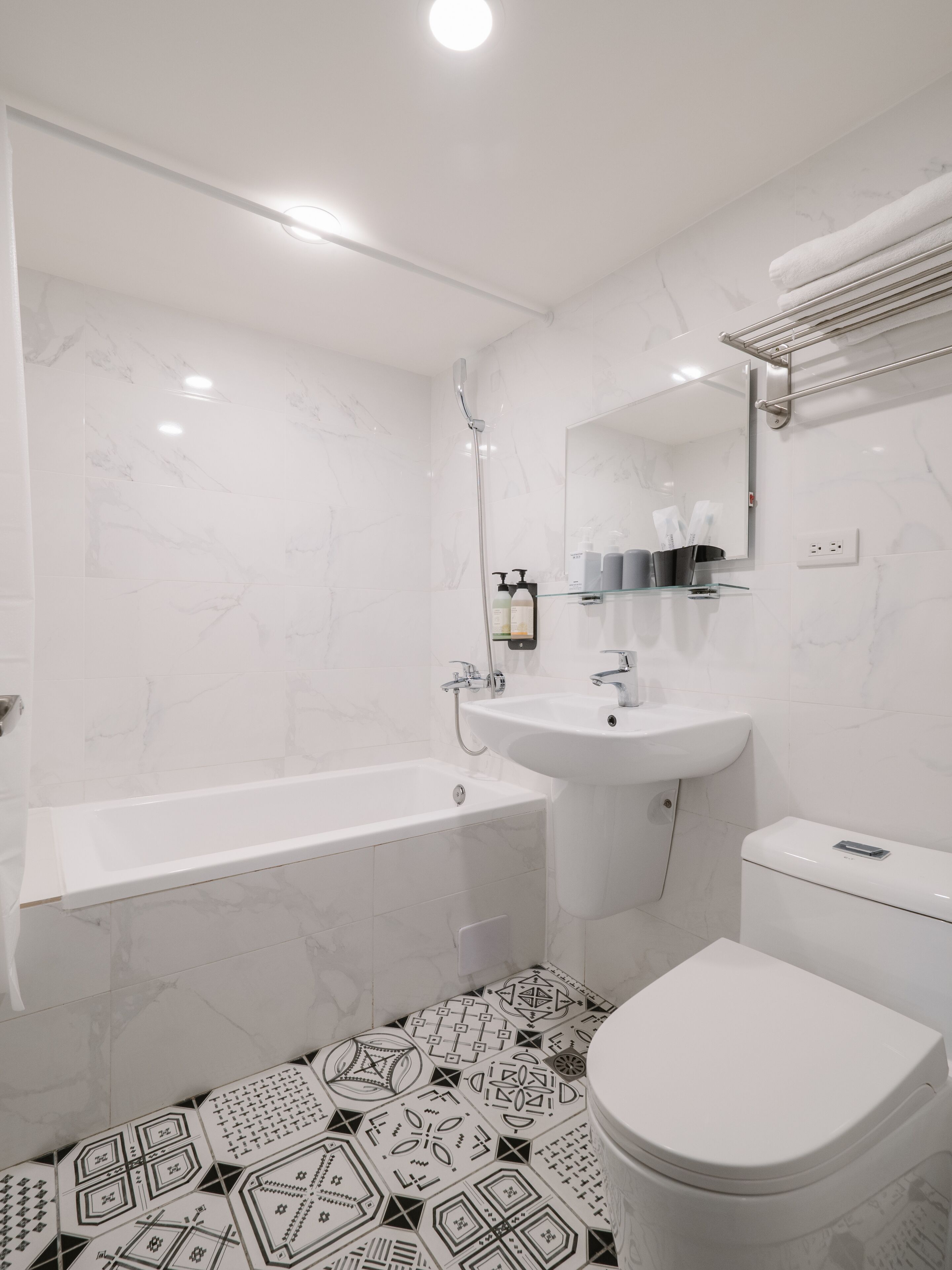 combined shower/bathtub, free toiletries, hair dryer, slippers