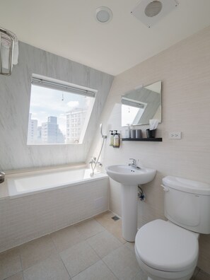 Deluxe tweepersoonskamer, uitzicht op stad | Badkamer | Een bad/douchecombinatie, gratis toiletartikelen, een haardroger