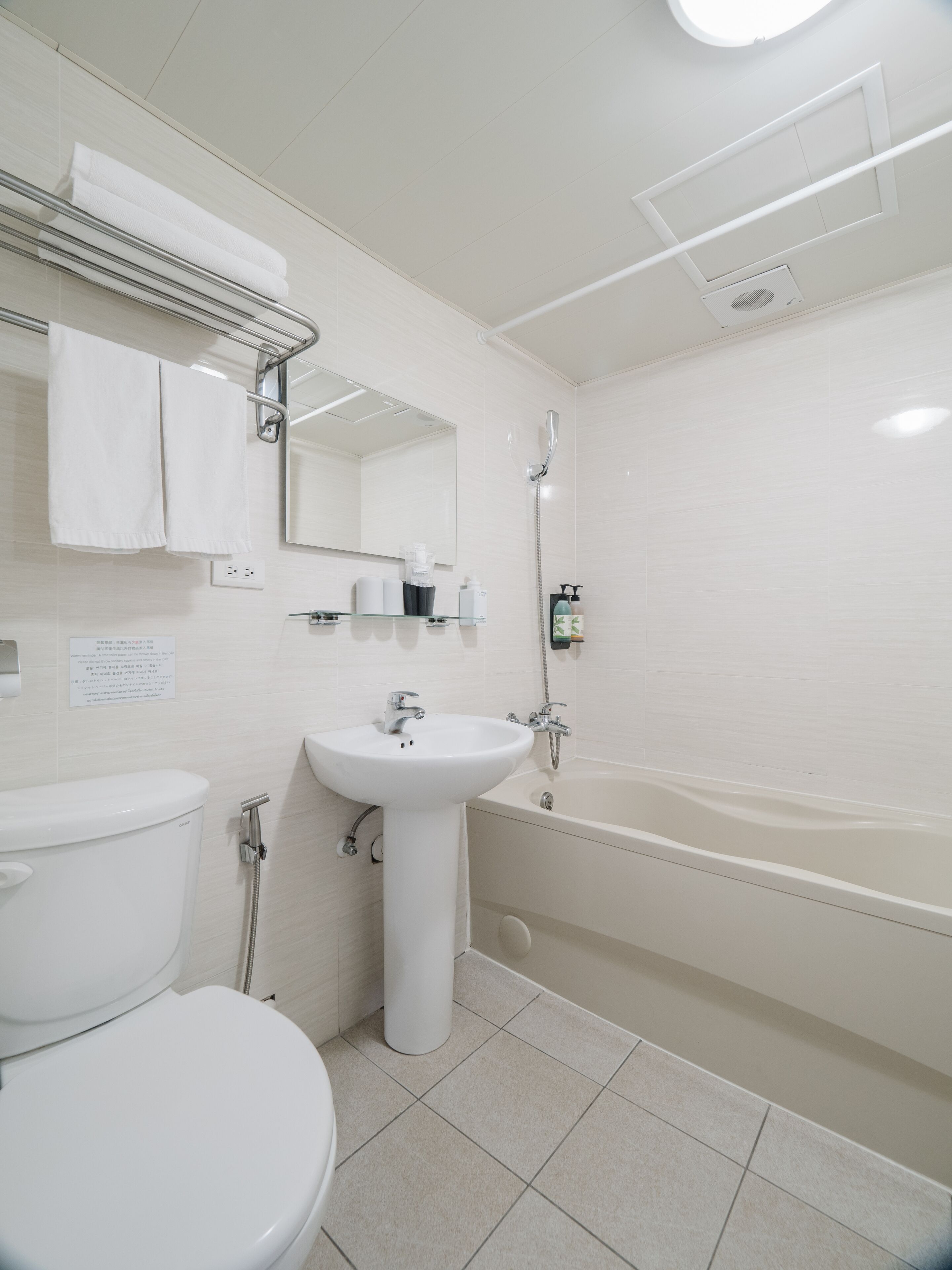 elite double room, city view | bathroom | combined shower/bathtub, free toiletries, hair dryer, slippers