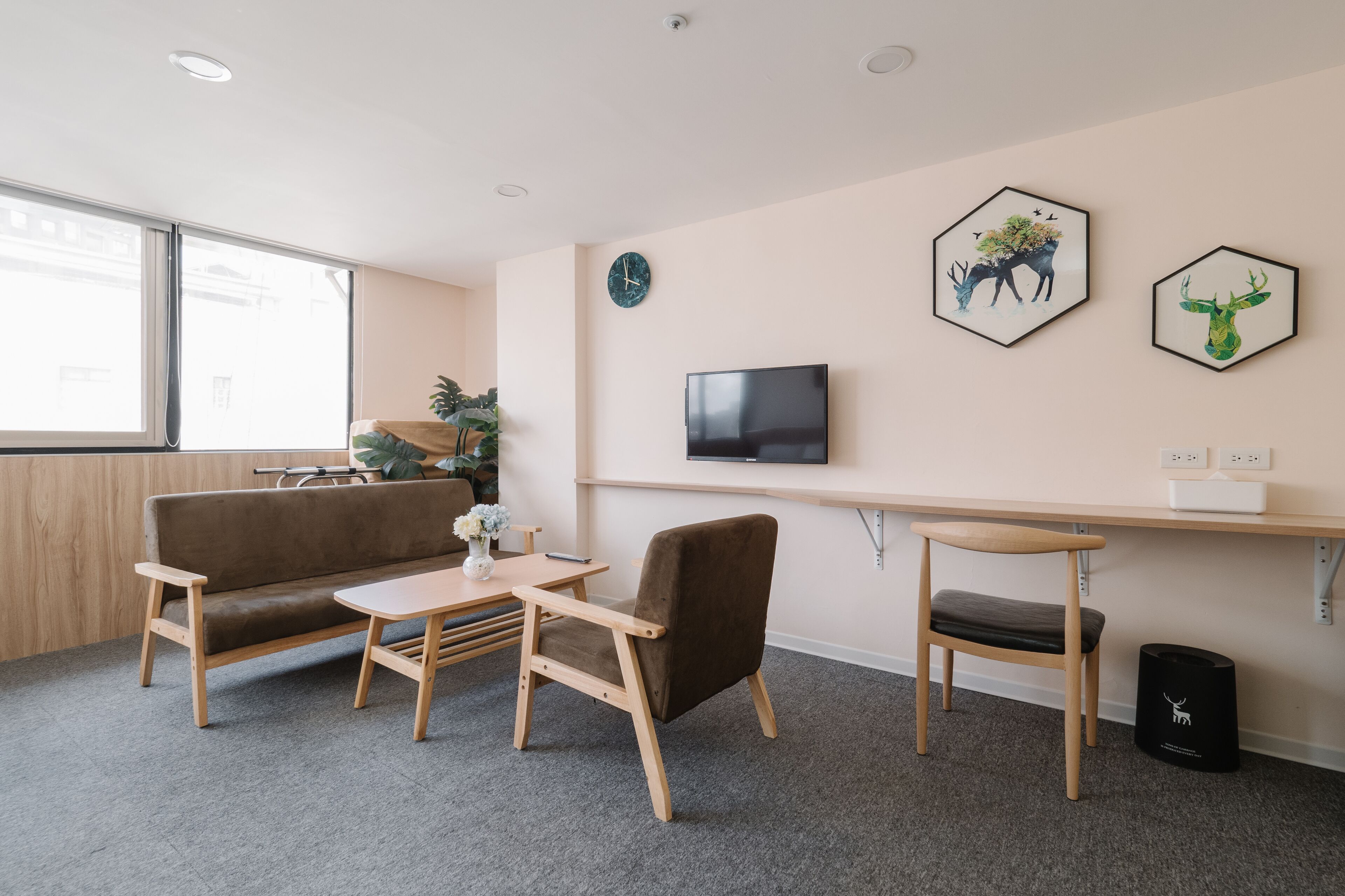 classic twin room, city view | living area | 32-inch led tv with cable channels, tv