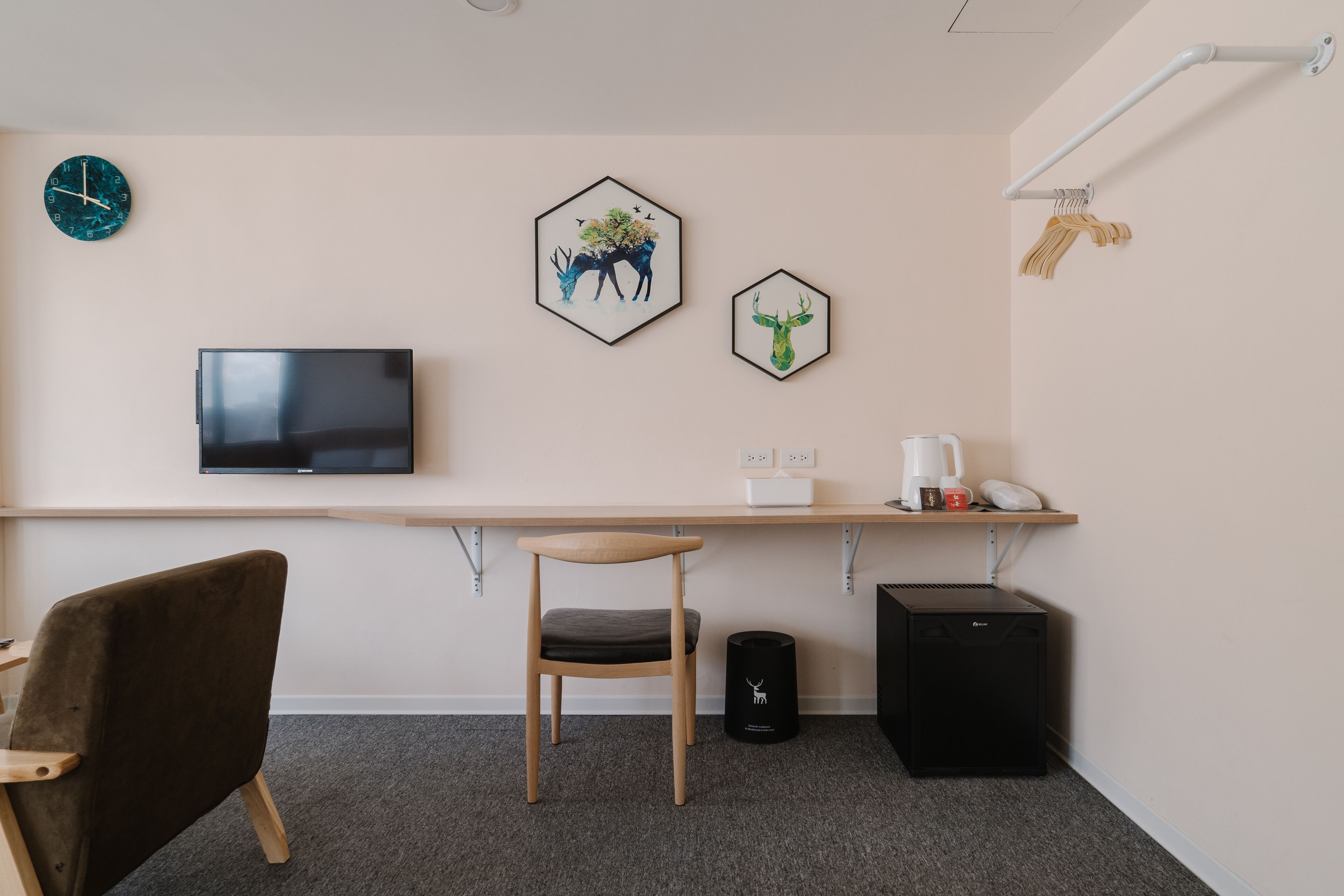 classic twin room, city view | living area | 32-inch led tv with cable channels, tv