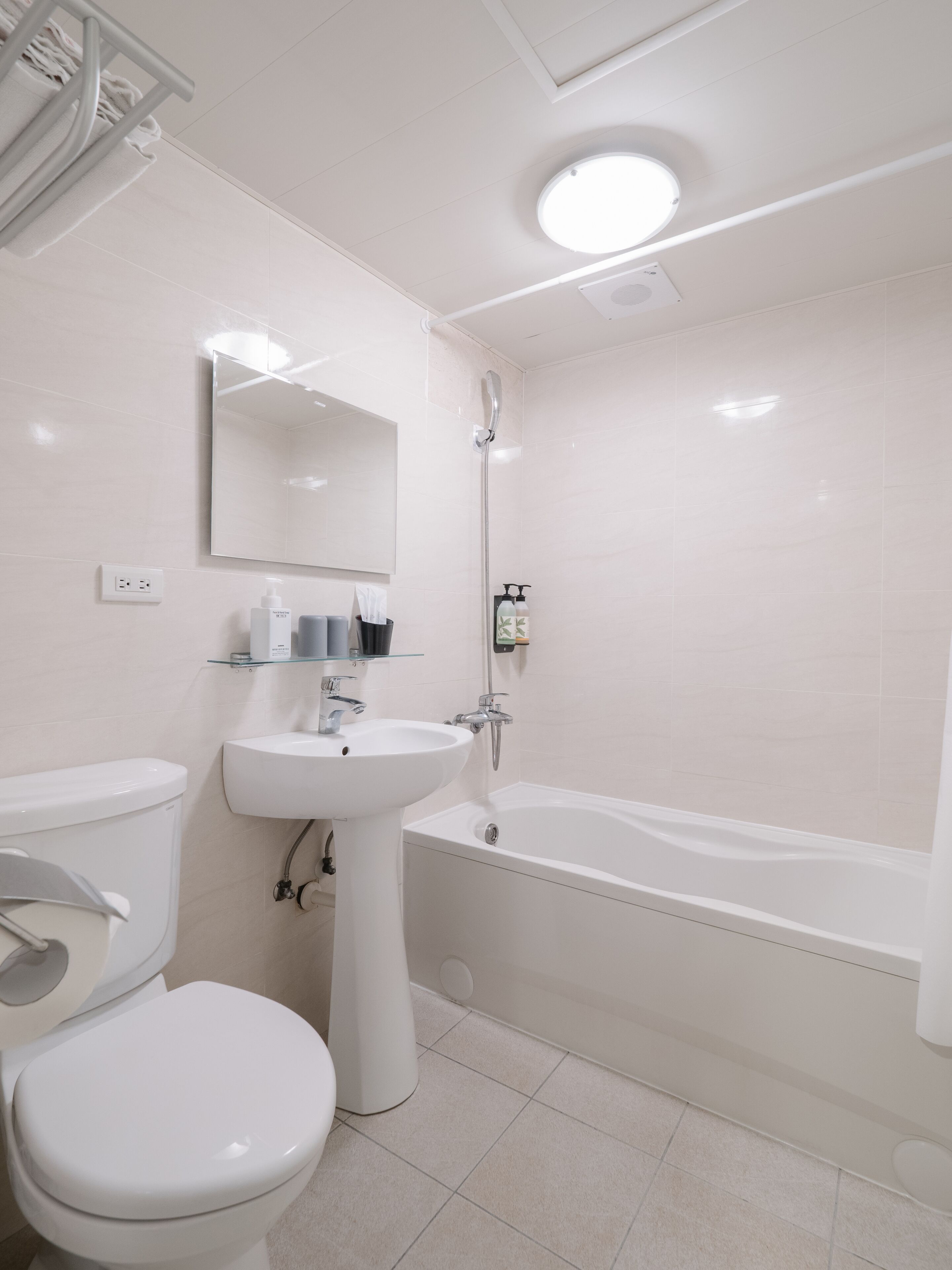 standard twin room, city view | bathroom | combined shower/bathtub, free toiletries, hair dryer, slippers