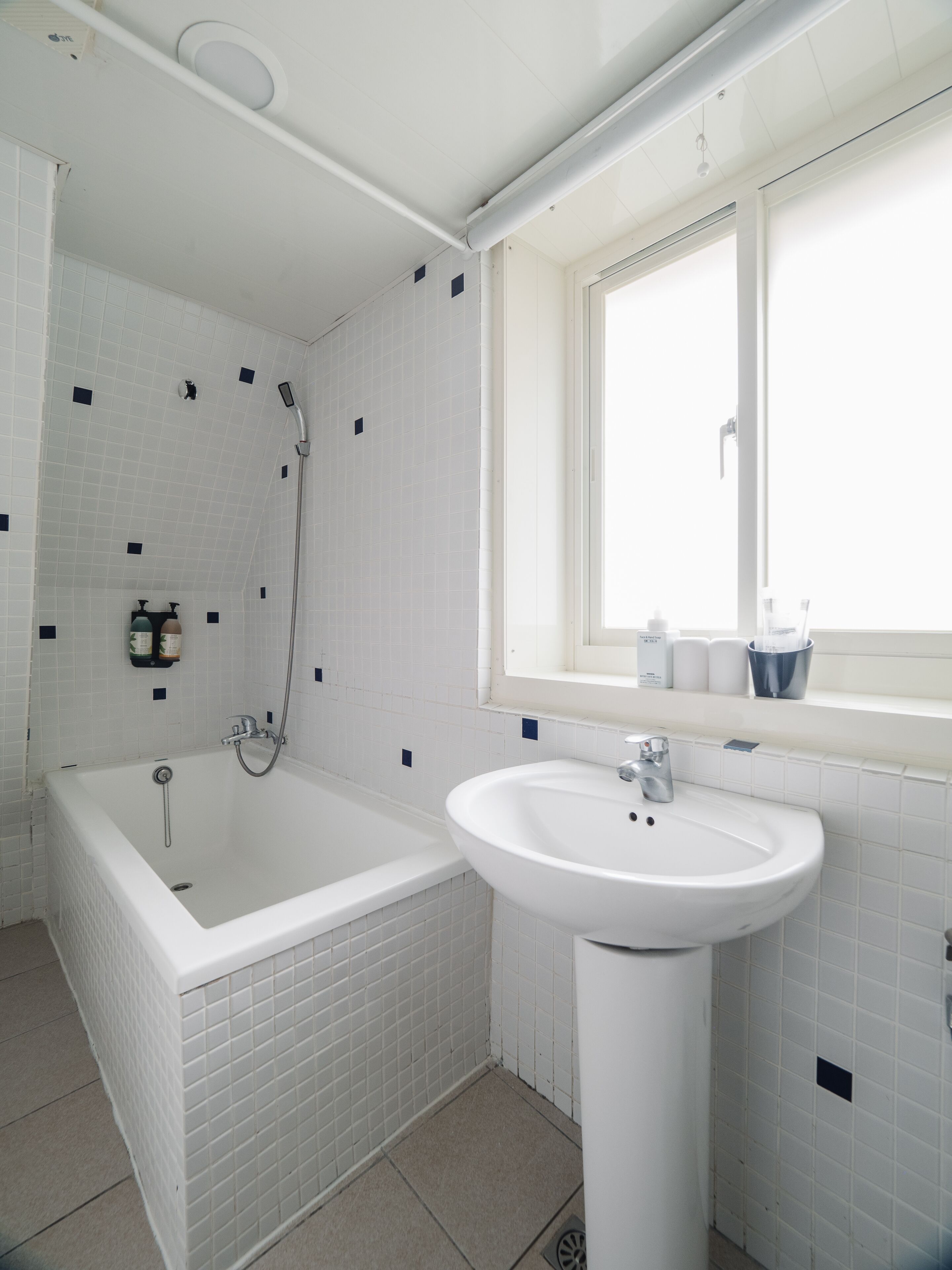 deluxe double room, city view | bathroom | combined shower/bathtub, free toiletries, hair dryer, slippers