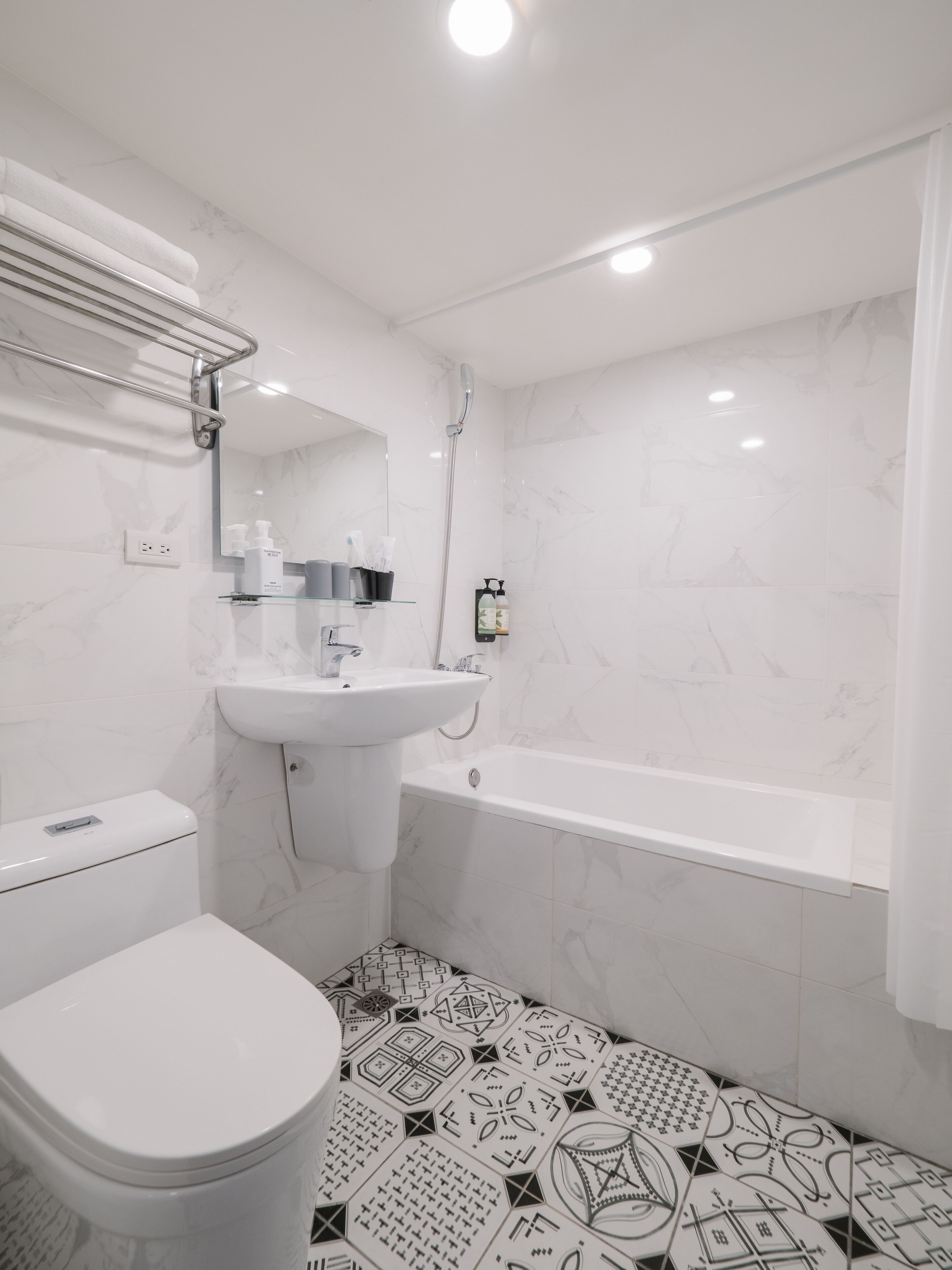 elite twin room | bathroom | combined shower/bathtub, free toiletries, hair dryer, slippers
