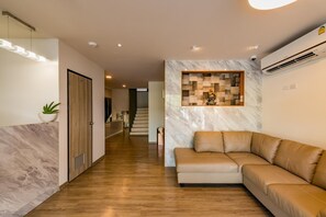 Smart TV - P18 Hotel (Bangkok)