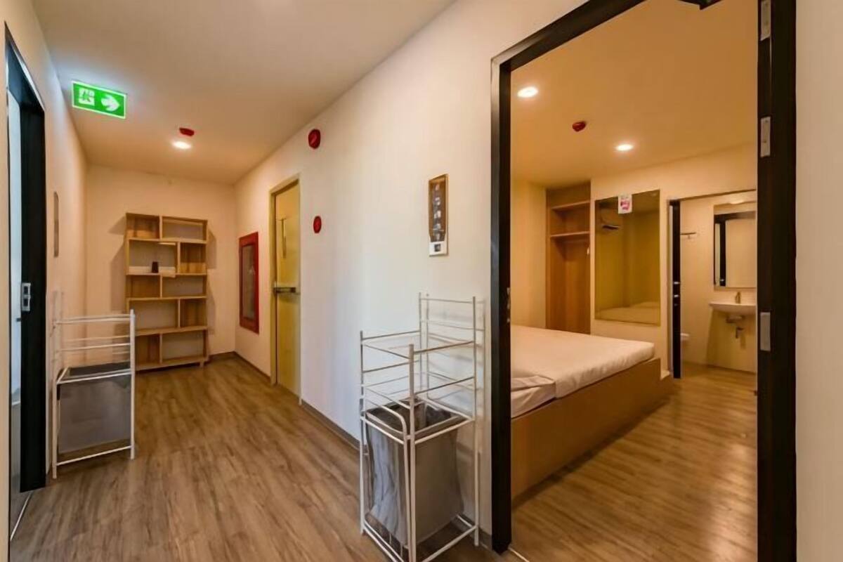 Desk, WiFi (free), bed sheets