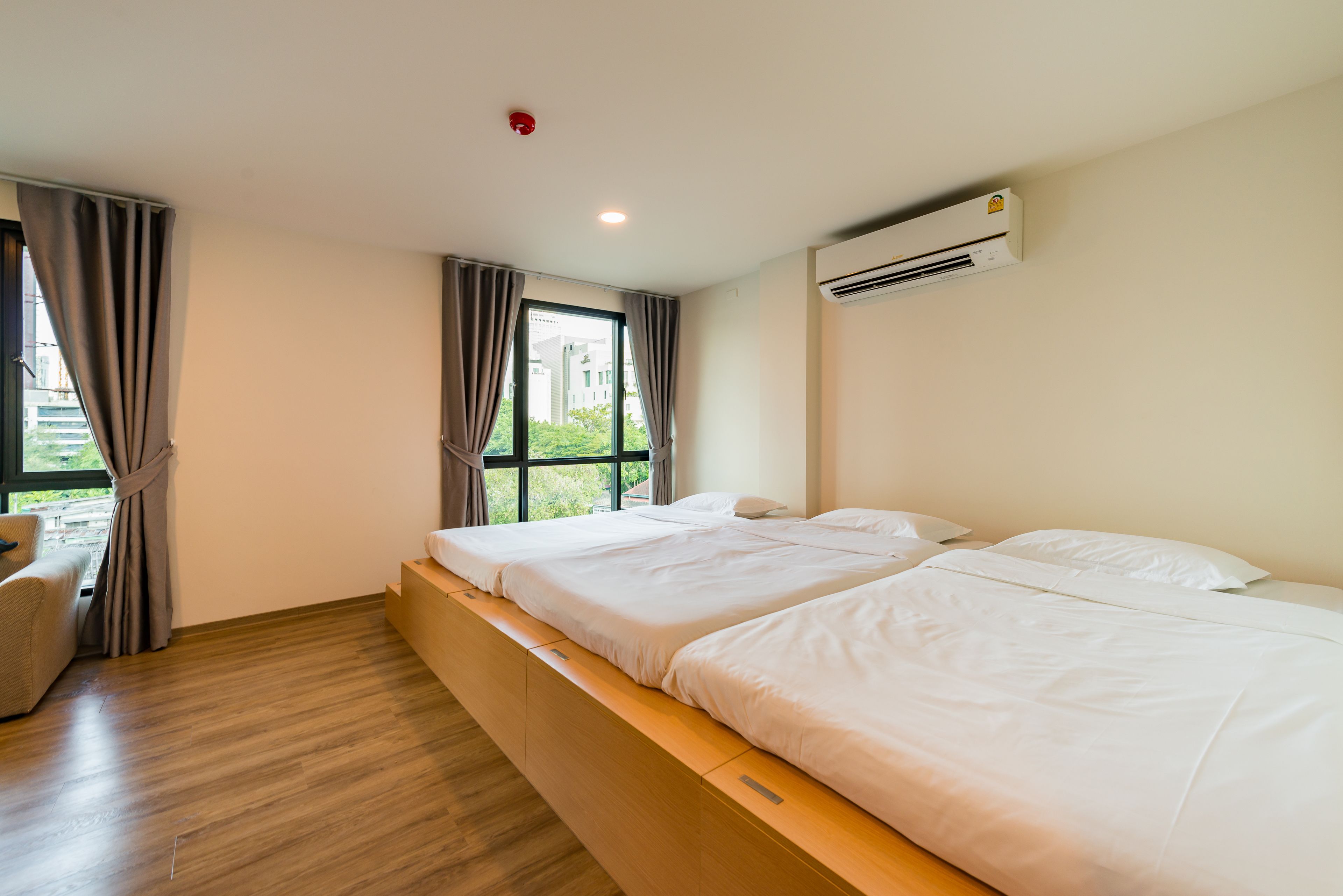 desk, free wifi, bed sheets