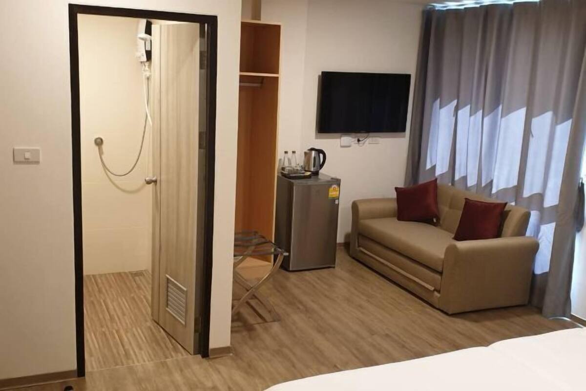 Desk, WiFi (free), bed sheets