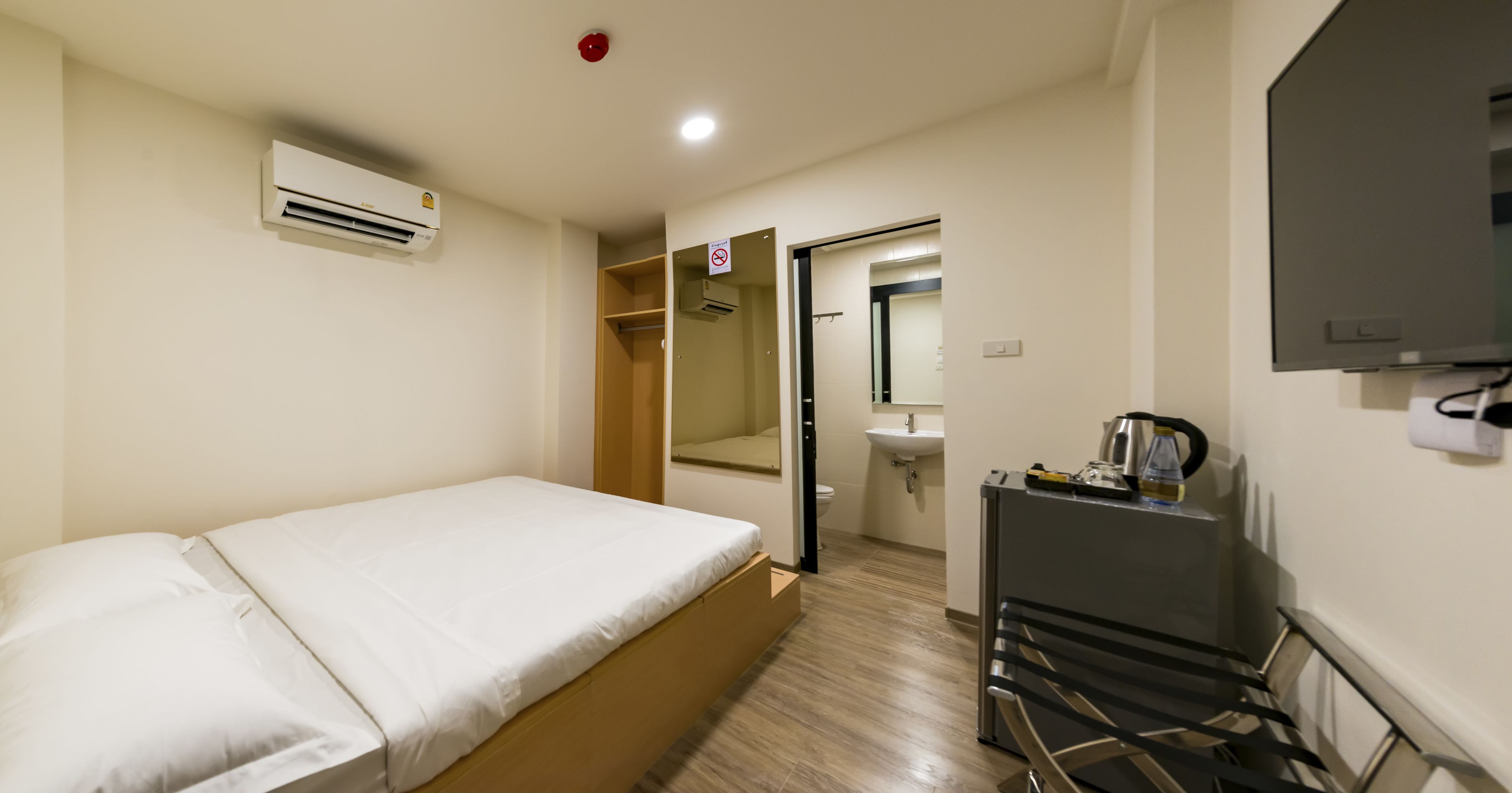 standard room, 1 double bed, no windows | desk, free wifi, bed sheets