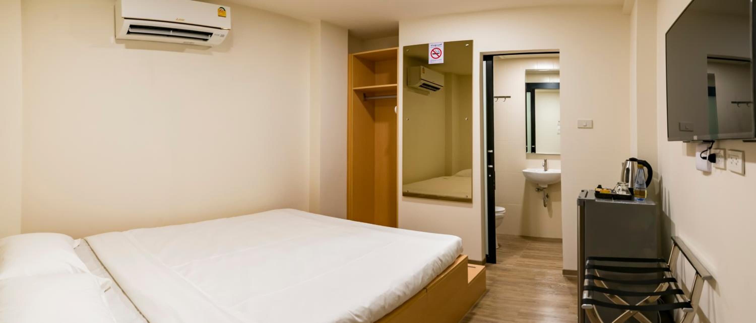 desk, free wifi, bed sheets