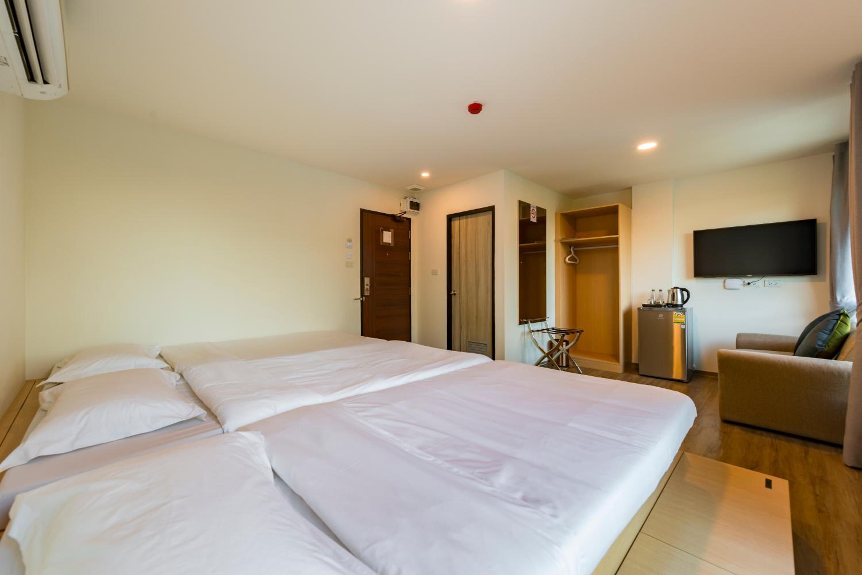 desk, free wifi, bed sheets