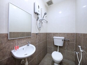 Shower, bidet, towels