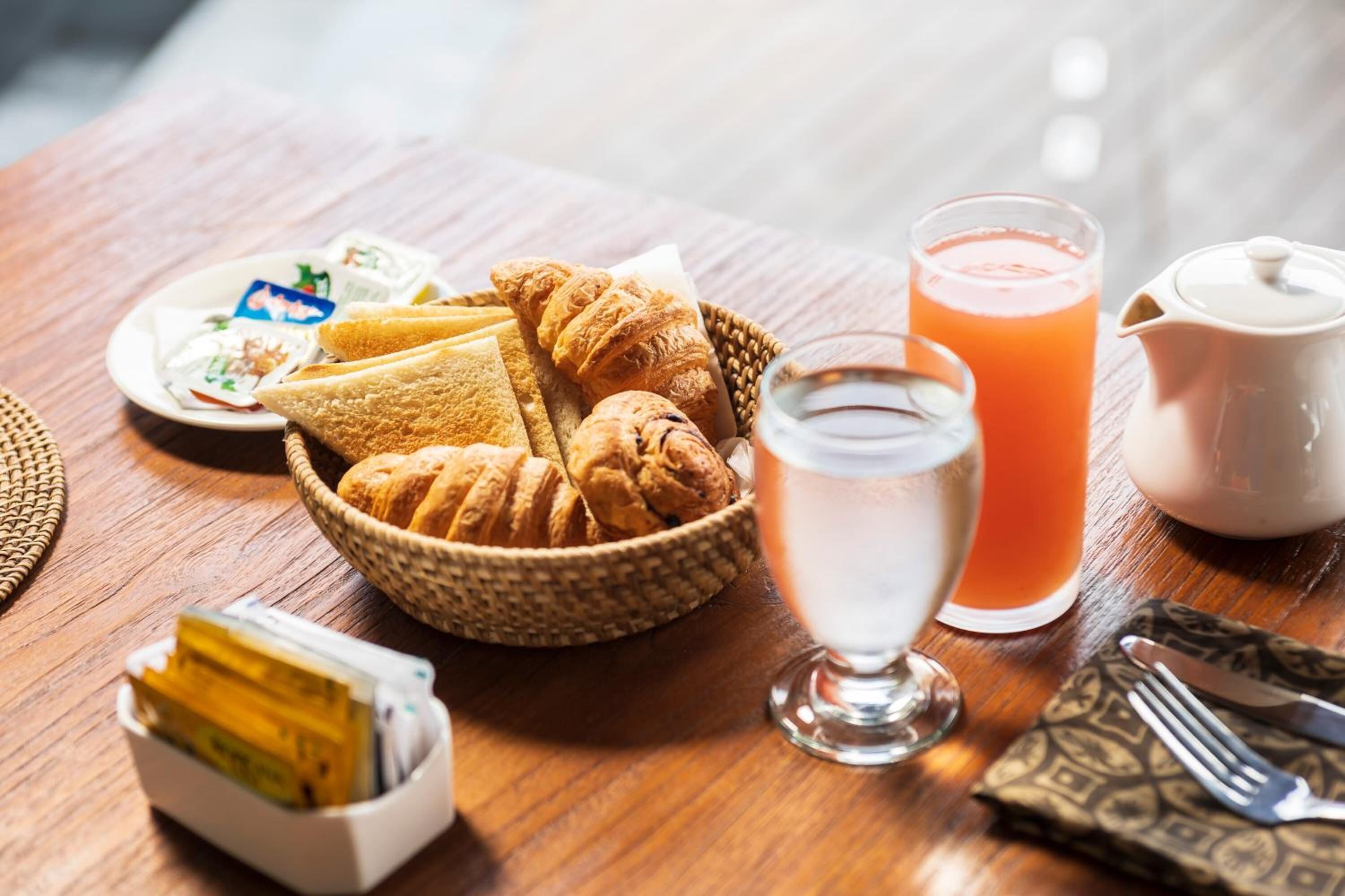 breakfast, lunch and dinner served