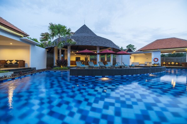 Outdoor pool, sun loungers