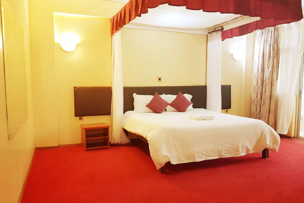 In-room safe, desk, bed sheets
