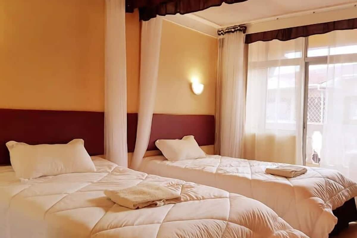 Executive Twin Room, Garden View | In-room safe, desk, bed sheets