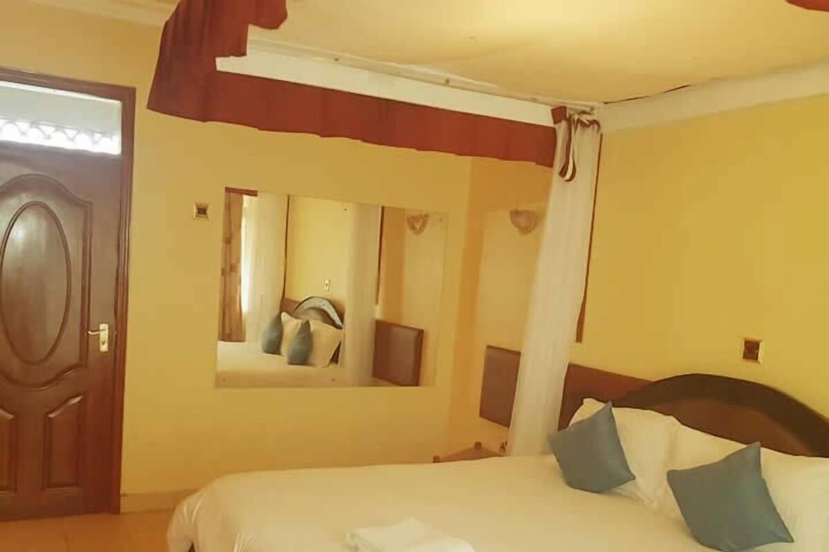 In-room safe, desk, bed sheets
